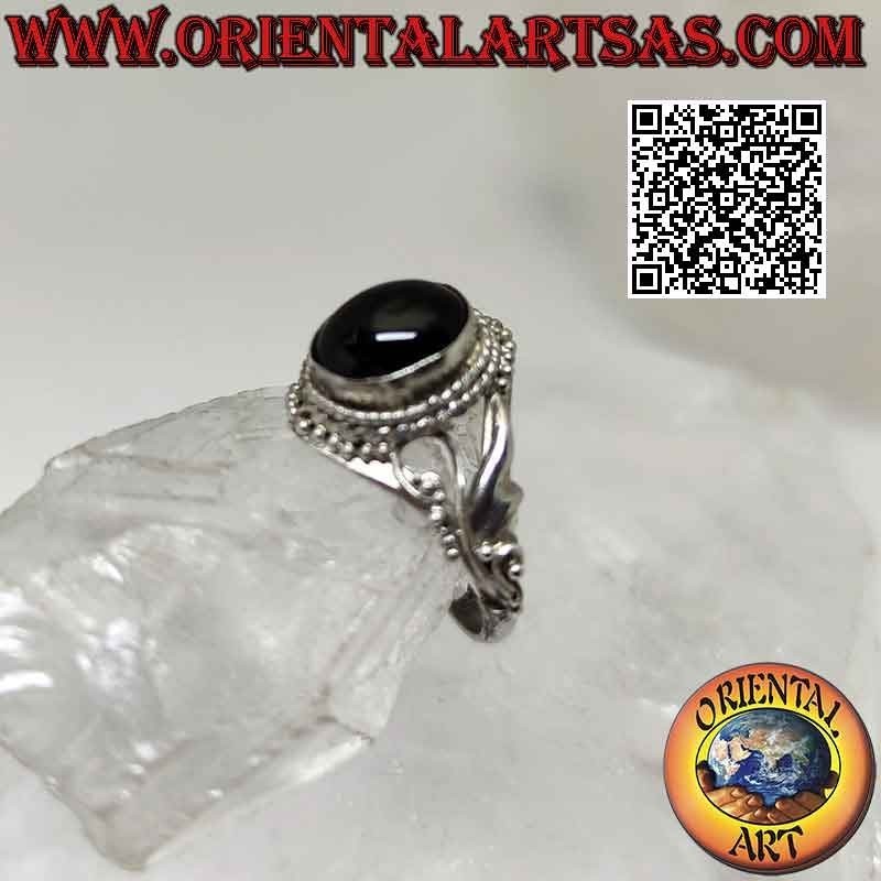 Anello in argento con onice ovale cabochon contornato da palline e decoro floreale filiforme sui lati