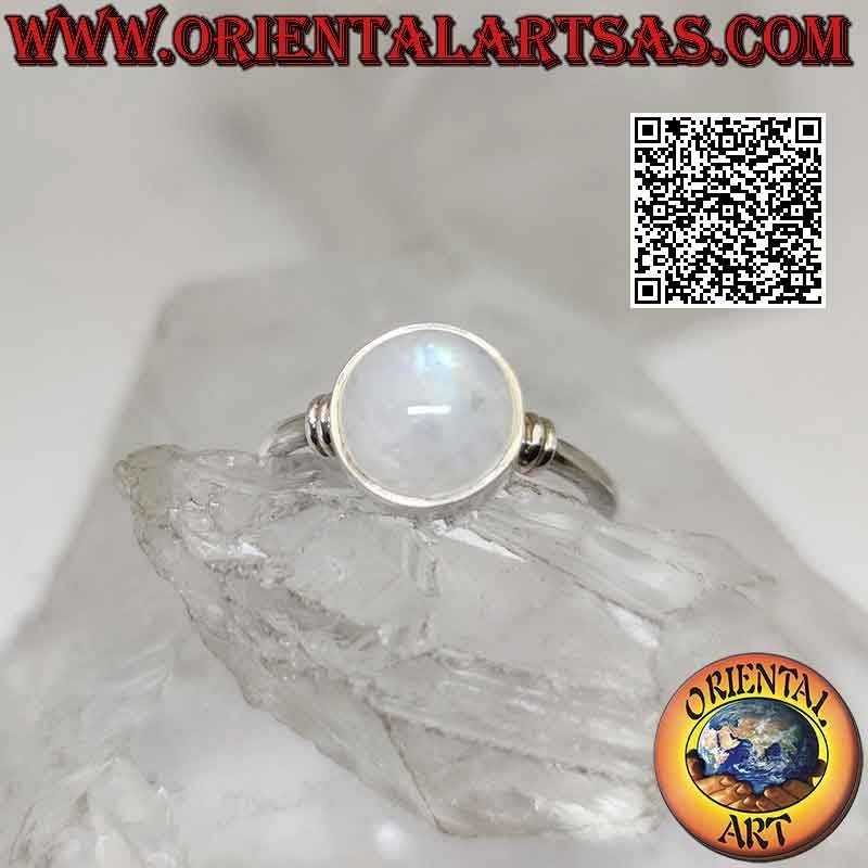 Anillo de plata con cabujón redondo de piedra luna arcoíris en engaste liso y doble línea en los laterales