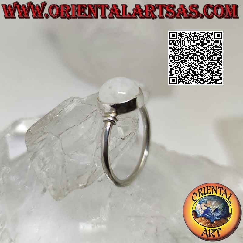 Bague en argent avec pierre de lune arc-en-ciel cabochon rond sur monture lisse et double trait sur les côtés