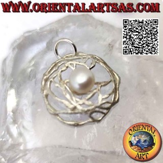 Colgante de plata con perla blanca de agua dulce en una trama redonda de hilos satinados