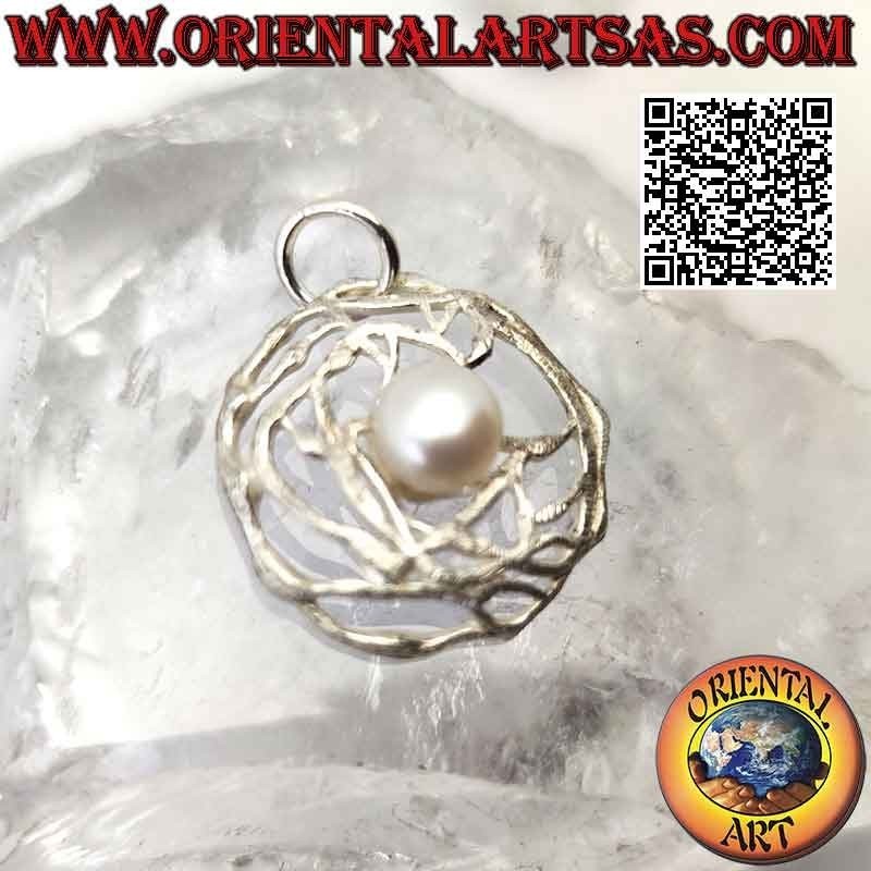 Pendentif en argent avec perle d'eau douce blanche dans un tissage rond de fils satinés
