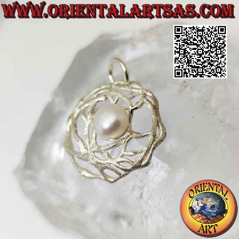Pendentif en argent avec perle d'eau douce blanche dans un tissage rond de fils satinés