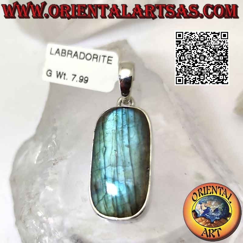 Pendentif en argent avec un gros cabochon rectangulaire en labradorite rectangulaire biseautée sur une monture lisse