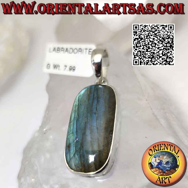 Silberanhänger mit einem großen rechteckigen Cabochon mit abgeschrägtem rechteckigem Labradorit auf einer glatten Fassung