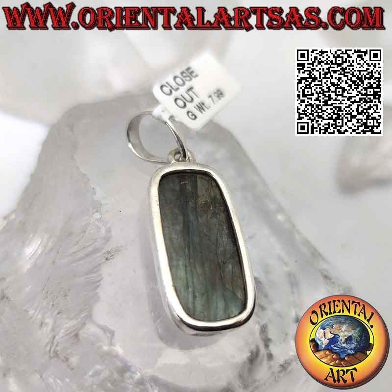 Colgante de plata con gran cabujón rectangular labradorita rectangular biselada en engaste liso