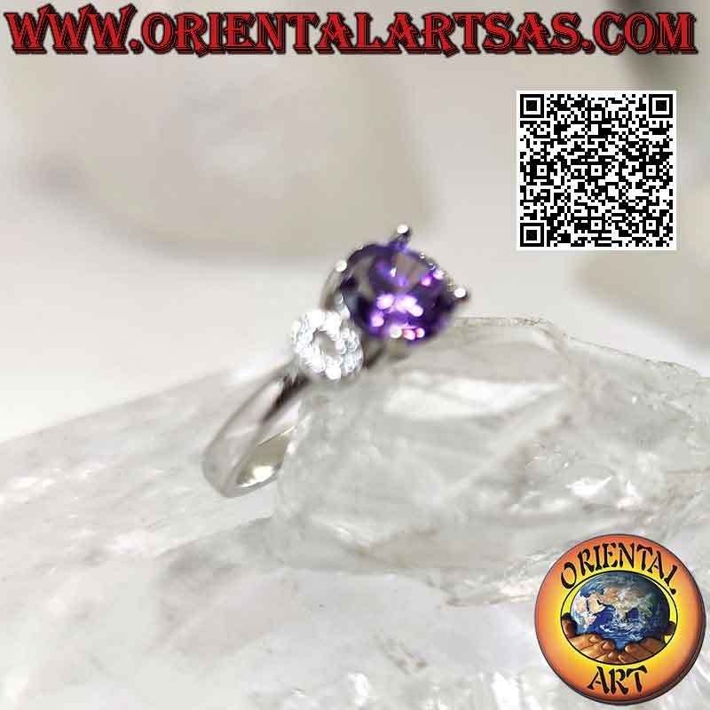 Anillo solitario de plata con amatista sintética redonda engastada y círculo de zirconias en los laterales