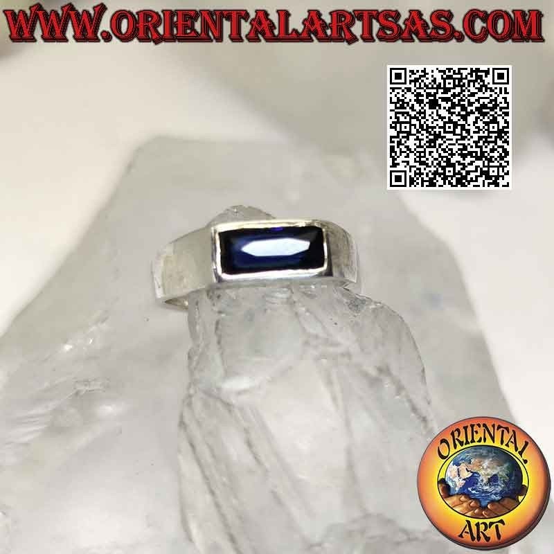 Silberring mit horizontalem rechteckigem synthetischem Saphir im Baguetteschliff in glatter Fassung