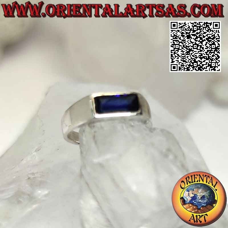 Bague en argent avec saphir synthétique rectangulaire horizontal taille baguette sur sertissage lisse