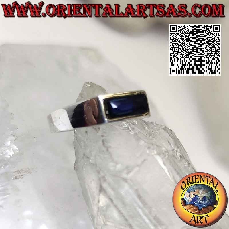 Bague en argent avec saphir synthétique rectangulaire horizontal taille baguette sur sertissage lisse