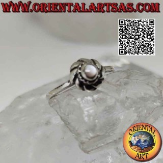 Bague en argent avec petite nacre ronde au centre d'un vortex