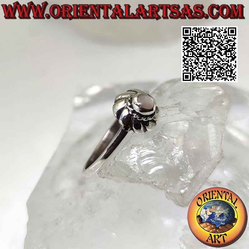 Bague en argent avec petite nacre ronde au centre d'un vortex
