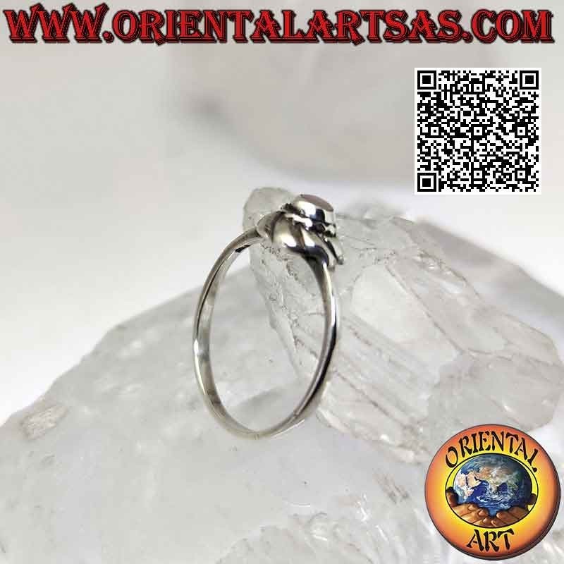 Anello in argento con madreperla tonda piccola al centro di un vortice