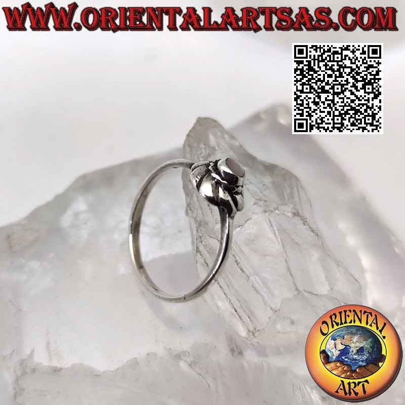 Anillo de plata con pequeña madreperla redonda en el centro de un vórtice