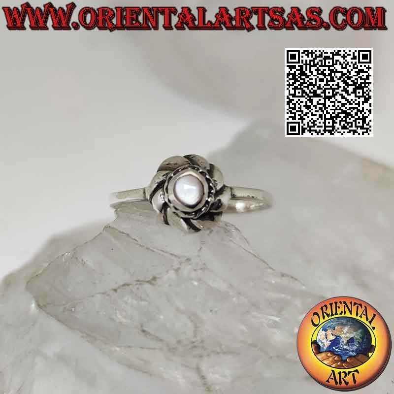 Anello in argento con madreperla tonda piccola al centro di un vortice