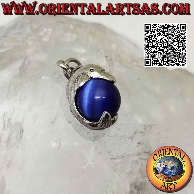 Colgante de delfín en plata que envuelve una esfera de ojo de gato azul giratoria