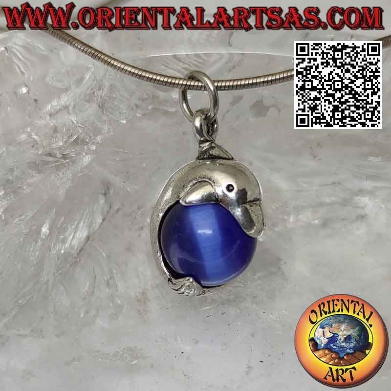 Pendentif dauphin en argent enveloppant une sphère oeil de chat bleue tournante