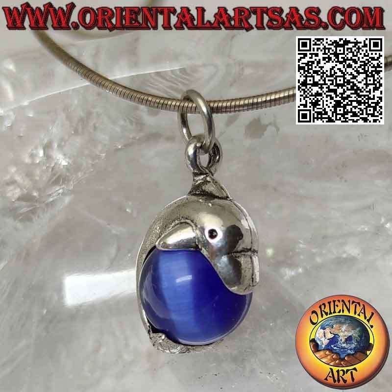 Pendentif dauphin en argent enveloppant une sphère oeil de chat bleue tournante