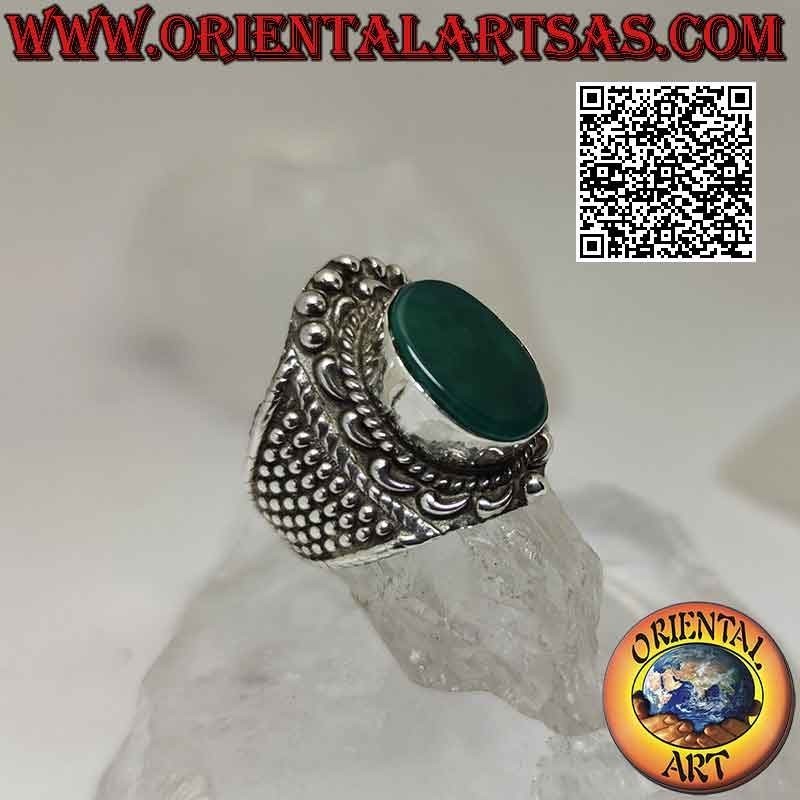 Bague en argent à large bande avec une grande agate verte ovale avec une couronne baroque et des boules autour