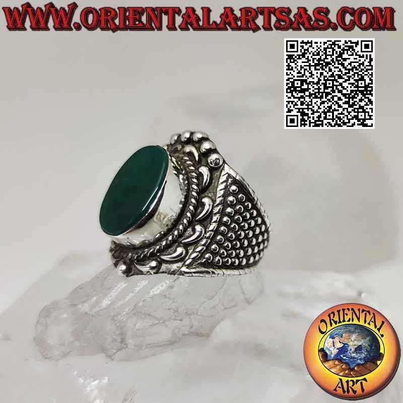 Anello in argento a fascia larga con agata verde ovale grande con corona barocca e palline intorno