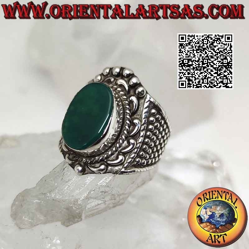 Anello in argento a fascia larga con agata verde ovale grande con corona barocca e palline intorno