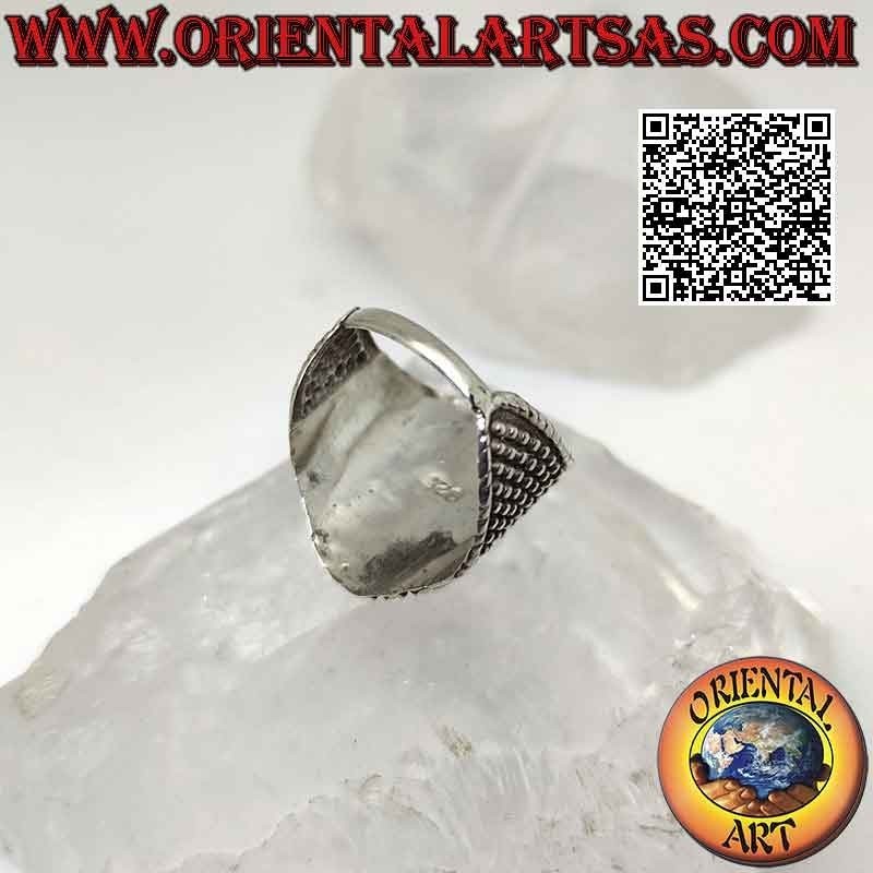 Anello in argento a fascia larga con agata verde ovale grande con corona barocca e palline intorno