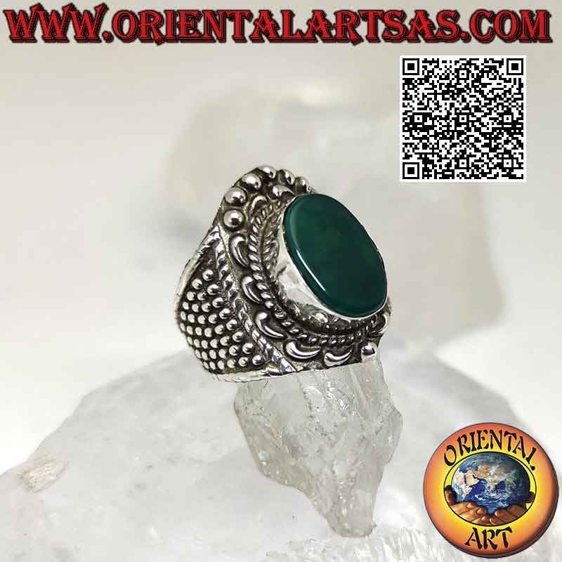 Anillo de plata de banda ancha con gran ágata verde ovalada con corona barroca y bolitas alrededor