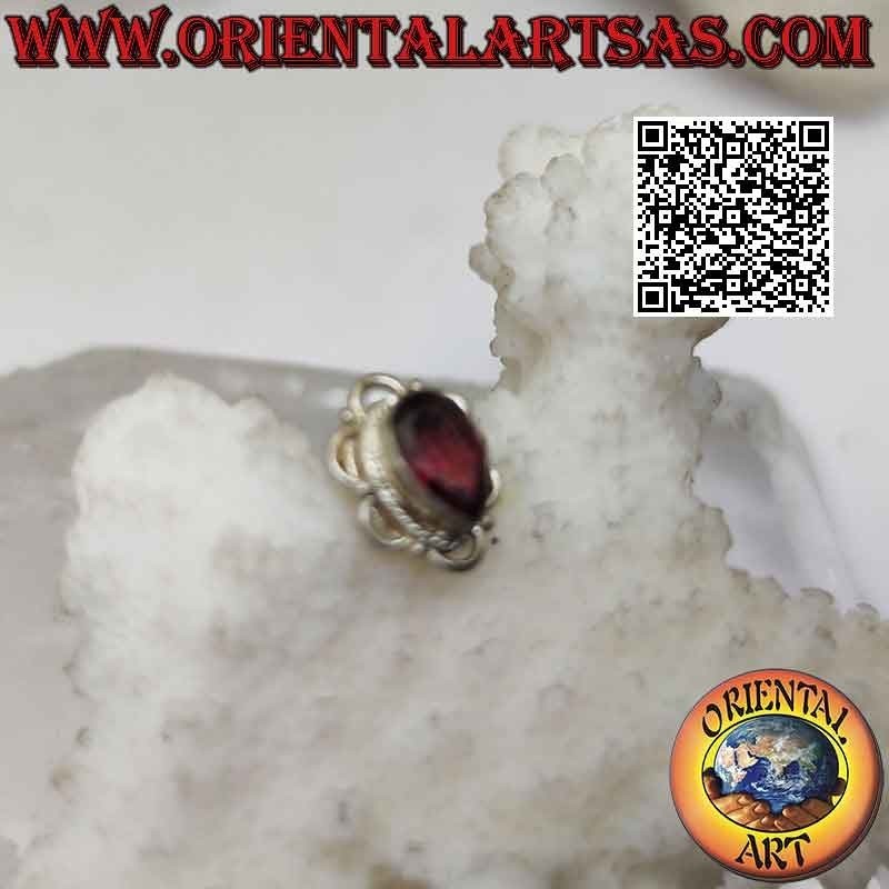 Mini boucle d'oreille en argent, goutte grenat entourée d'entrelacs et noeuds