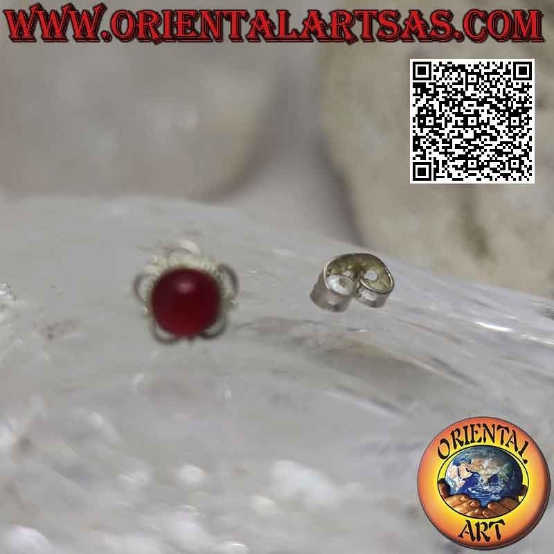 Mini orecchino in argento, corniola tonda cabochon contornata da intreccio e archetti