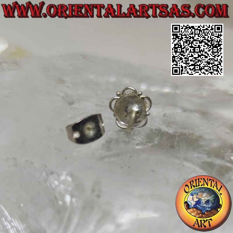 Mini boucle d'oreille en argent, cabochon rond cornaline entouré d'entrelacs et de petites arcades