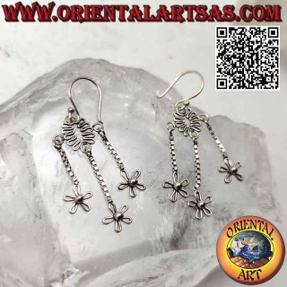 Boucles d'oreilles crochet en argent avec fil ovale ondulé et trois fleurs pendantes