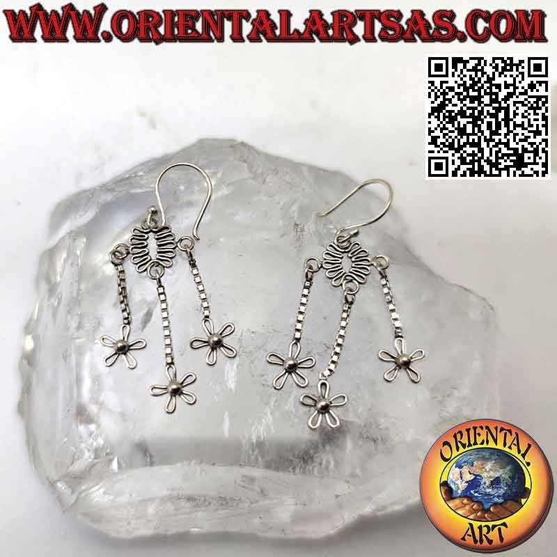 Pendientes de gancho de plata con alambre ovalado ondulado y tres flores colgantes