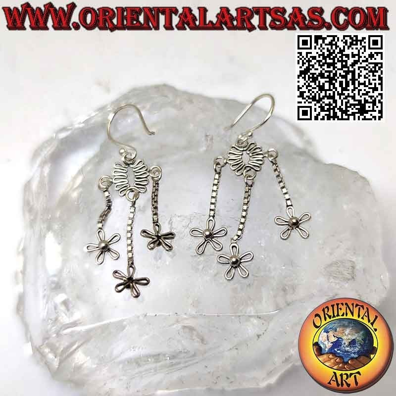 Pendientes de gancho de plata con alambre ovalado ondulado y tres flores colgantes