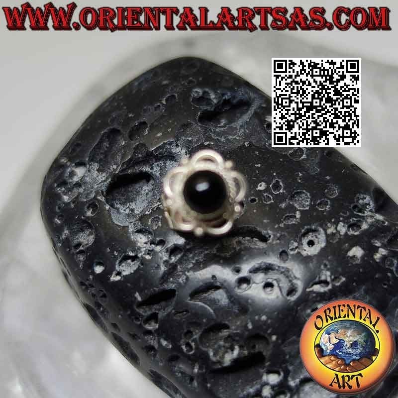 Mini arete en plata, cabujón redondo de piedra rodeado de entrecruzamiento y arcos