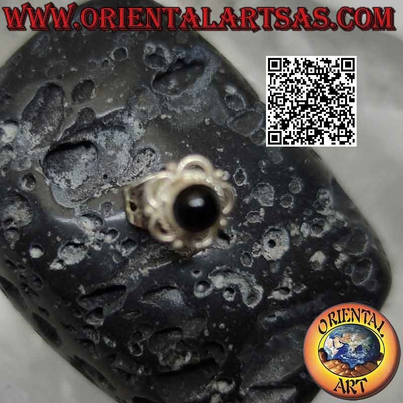 Mini boucle d'oreille en argent, pierre cabochon ronde entourée d'entrelacs et d'arcs