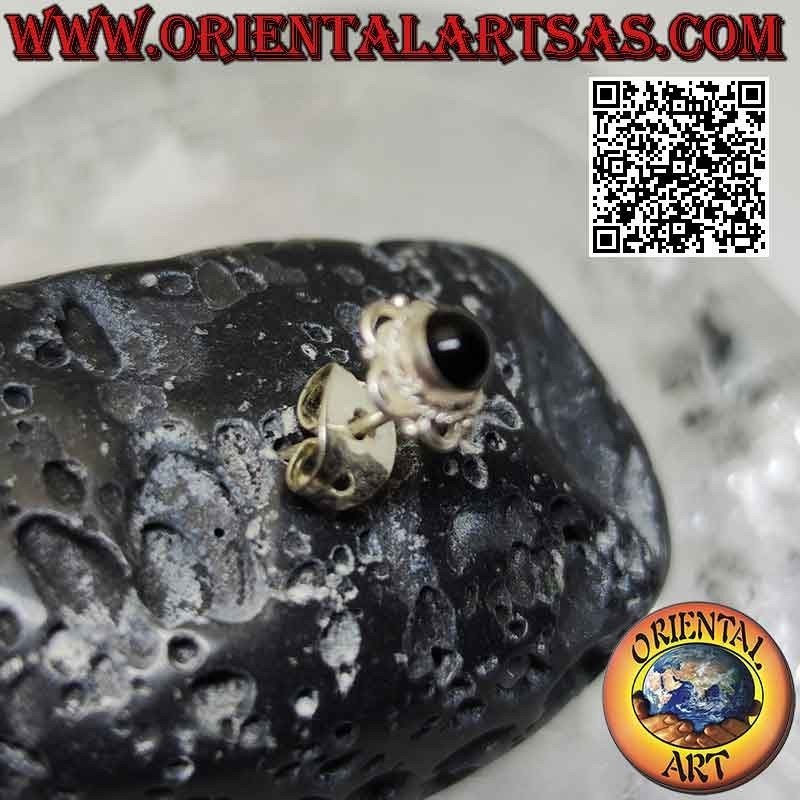 Mini orecchino in argento, pietra tonda cabochon contornata da intreccio e archetti