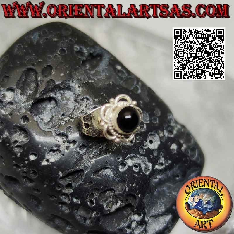 Mini orecchino in argento, pietra tonda cabochon contornata da intreccio e archetti