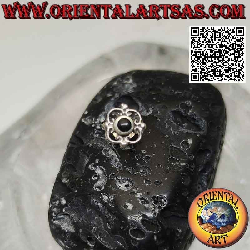 Mini pendiente de plata, piedra redonda plana en el centro de una línea curva cuadrada