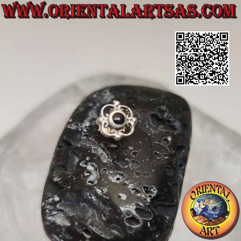 Mini pendiente de plata, piedra redonda plana en el centro de una línea curva cuadrada