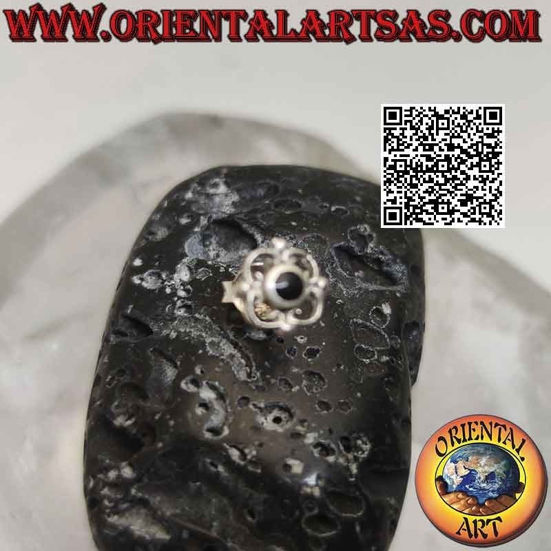 Mini pendiente de plata, piedra redonda plana en el centro de una línea curva cuadrada