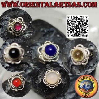 Mini boucle d'oreille en argent, pierre cabochon ronde entourée d'entrelacs et d'arcs