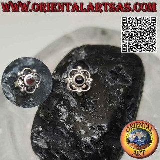 Mini pendiente de plata, piedra redonda plana en el centro de una línea curva cuadrada