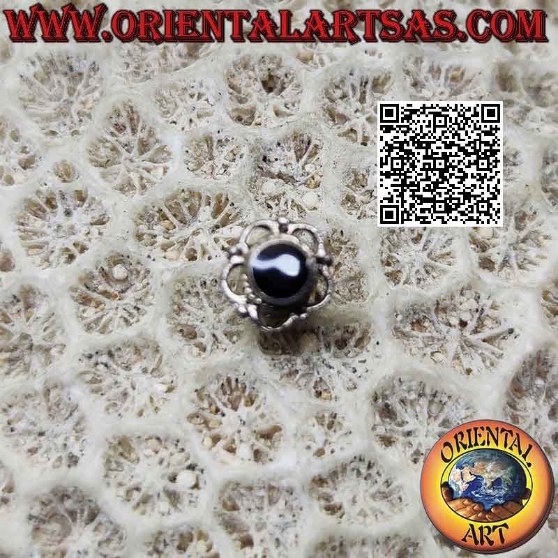 Mini orecchino in argento, pietra tonda piatta contornata da intreccio e archetti