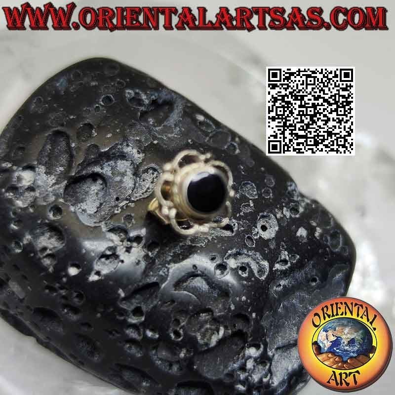 Mini arete en plata, piedra plana redonda rodeada de entretejidos y arcos