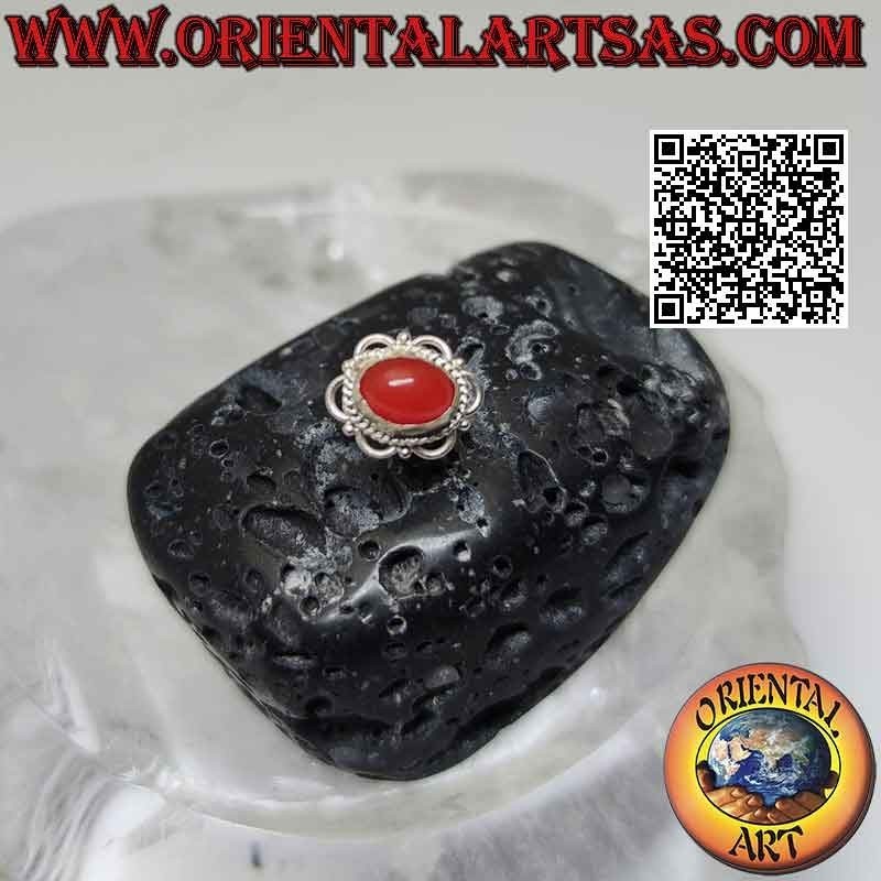 Mini-Ohrring aus Silber, ovaler Cabochon-Stein, umgeben von Verflechtungen und Bögen