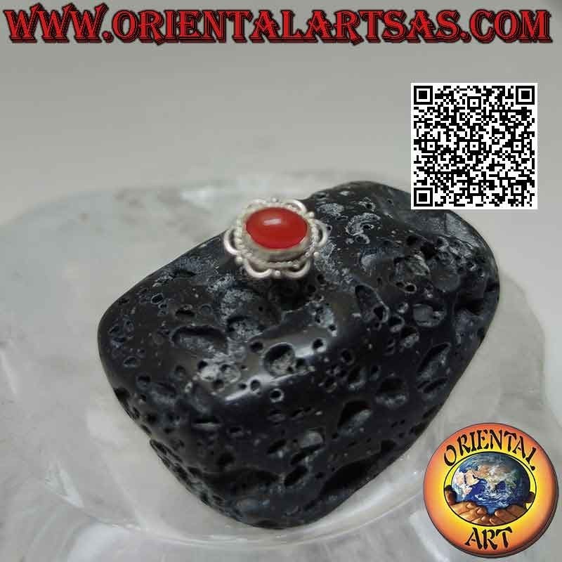 Mini orecchino in argento, pietra ovale cabochon contornata da intreccio e archetti