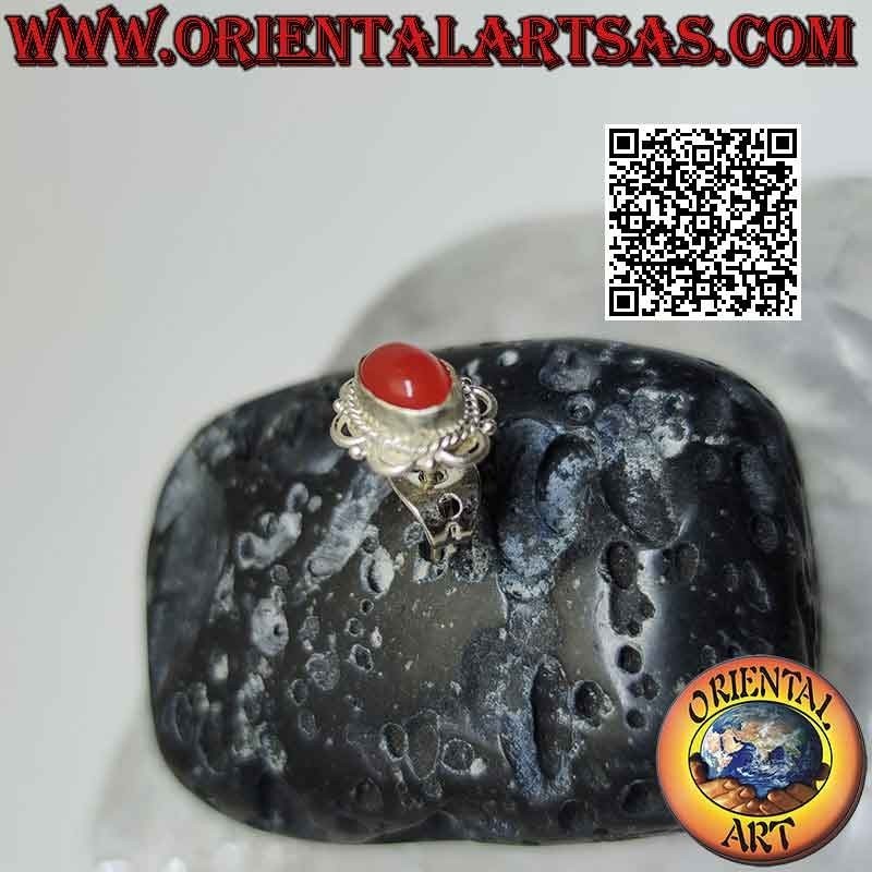 Mini pendiente en plata, piedra cabujón ovalada rodeada de entrelazados y arcos