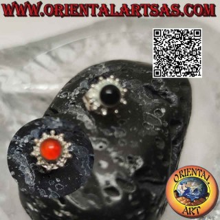 Mini orecchino in argento, pietra tonda cabochon contornata da decorazione a pallini