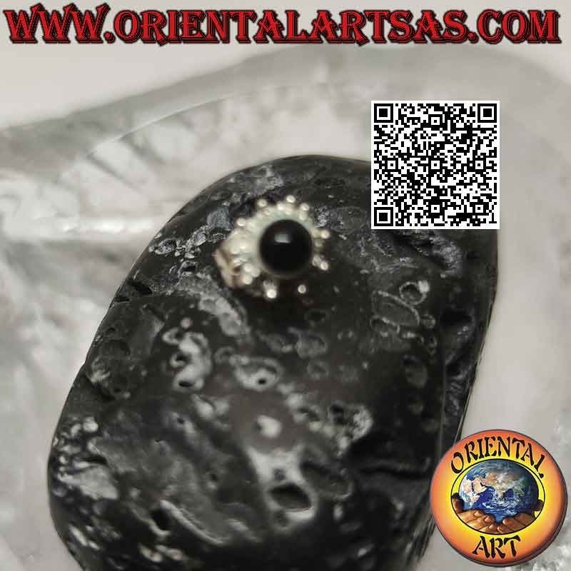 Mini boucle d'oreille en argent, pierre cabochon ronde entourée d'un décor de pois