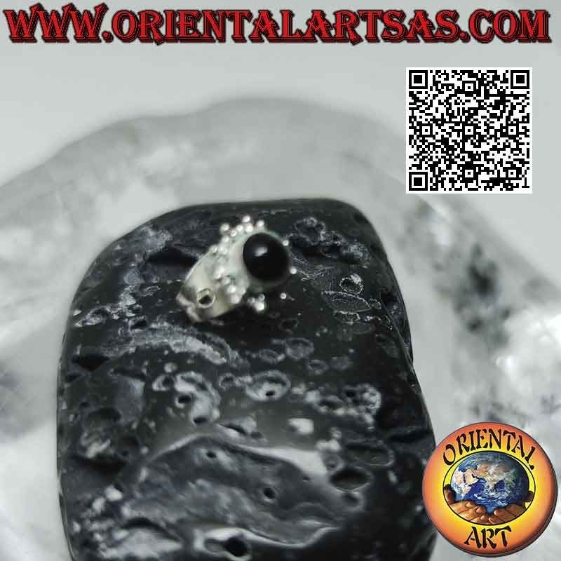 Mini pendiente en plata, cabujón redondo de piedra rodeado de decoración de puntos