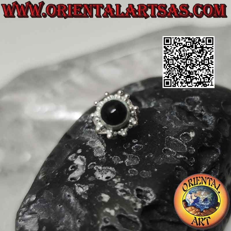 Mini orecchino in argento, pietra tonda cabochon contornata da decorazione a pallini